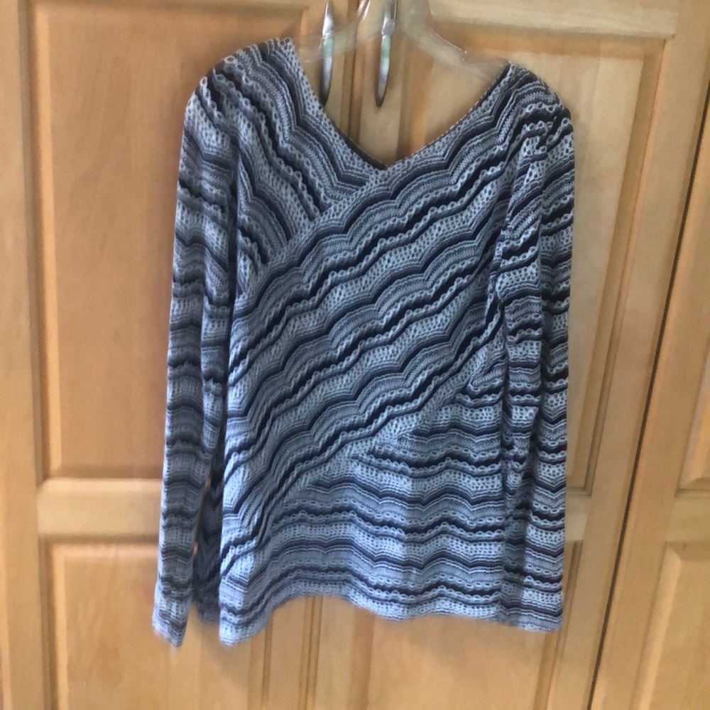 Flattering fit, tapered at the waist, gorgeous scalloped design